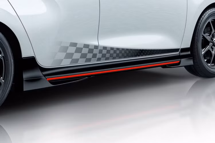 Đối với bản Toyota Yaris độ Modellista, người dùng sẽ nhận được một mẫu xe mềm mại và thời trang hơn. Xe được trang trí thêm cản trước, cánh gió bên, cản sau... đồng màu xe. Người dùng cũng có thể đạt bộ mâm 14-15 inch từ SpinAir với 2 tông màu đen/ bạc thời thượng. Một số điểm đáng chú ý khác về mặt thẩm mỹ của Toyota Yaris Modellista chính là các chi tiết trang trí ốp gương, đèn pha, tay nắm cửa...