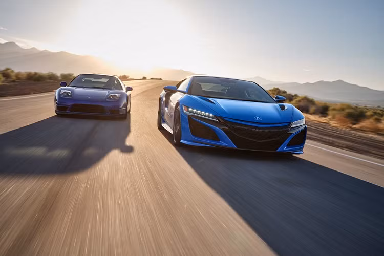 Bên cạnh mục đích chính là mang đến thêm cho khách hàng sự lựa chọn, Long Beach Blue Pearl còn là màu sơn đánh dấu việc Acura bắt đầu trở thành nhà tài trợ chính của giải đua Grand Prix of Long Beach, một trong những đường đua lâu đời bậc nhất nước Mỹ, từ năm 2019. Cũng trong năm đó, Acura NSX thế hệ thứ ba đã lập nên kỷ lục dành cho xe thương mại trên chính đường đua ven biển này với thành tích 1 phút 35,663 giây.