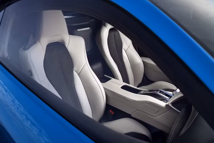 Acura NSX 2021 được lắp ráp tại Mỹ và được bán ra với giá khởi điểm ở mức từ 157.500 USD (khoảng hơn 4 tỷ đồng). Khách hàng có thể mua thêm một số các tùy chọn như cánh gió trên cốp bằng sợi carbon với giá 3.000 USD, gói nâng cấp bên ngoài cùng nắp động cơ sợi carbon với giá 12.600 USD.