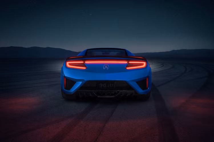 Acura NSX 2021 sử dụng động cơ V6 tăng áp kép, dung tích 3,5 lít kết hợp cùng hệ thống đẫn động lai điện với ba mô-tơ, sản sinh tổng công suất 573 mã lực và mô-men xoắn cực đại 645 Nm. Sức mạnh được truyền đến bánh sau thông qua hộp số ly hợp kép 9 cấp. Hai trong số ba mô-tơ điện được hãng đặt tại trục trước, biến chiếc xe trở thành xe dẫn động bốn bánh toàn thời gian. Cung cấp sức mạnh cho động cơ điện này sẽ là viên pin Li-ion dung lượng 1,3 kWh. Với sức mạnh nói trên, Acura NSX có khả năng tăng tốc lên 96 km/h trong vòng 2,9 giây trước khi đạt tốc độ tối đa ở mức 307 km/h. Xe có khối lượng khô ở mức 1.759 kg.