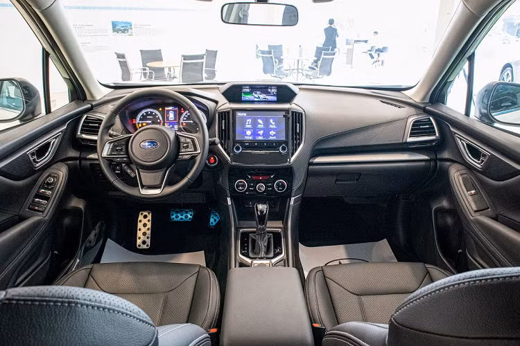 Bước sang phần thân, Subaru Forester 2020 có bộ mâm hợp kim 2 màu 5 chấu kích thước 17-18 inch tuỳ từng phiên bản, vòm bánh nhựa cứng sơn đen. Gương chiếu hậu trên chiếc CUV đến từ Nhật Bản được mạ bạc kết hợp đèn xi-nhan với dải LED ấn tượng, camera bên lề cũng được tích hợp cùng tính năng chỉnh/gập điện.