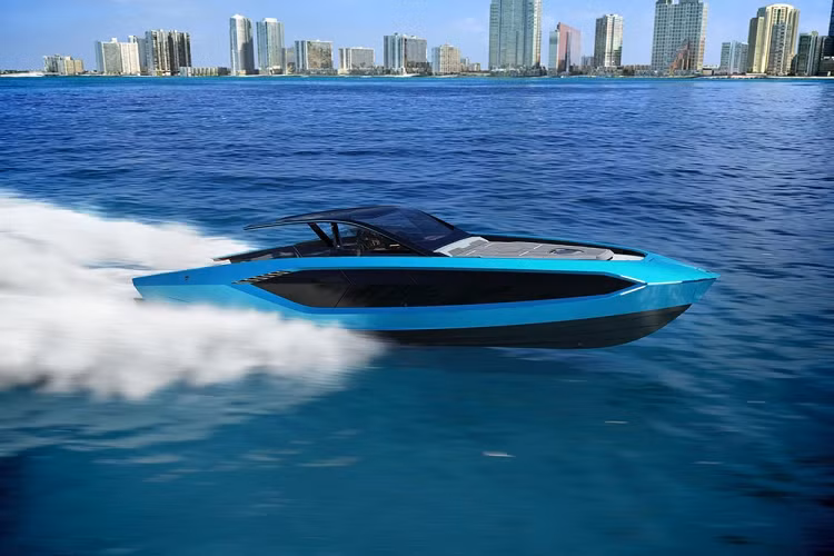 Trong khi nhiều người đang nhẫn nại chờ đợi Lamborghini hé lộ quái vật chỉ chạy đường đua SCV12, nhà sản xuất xe Ý đã gây bất ngờ với một mẫu du thuyền tốc độ cao độc quyền. Mang tên Tecnomar for Lamborghini 63 mới, nó là kết quả của mối hợp tác giữa Automobili Lamborghini và The Italian Sea Group.