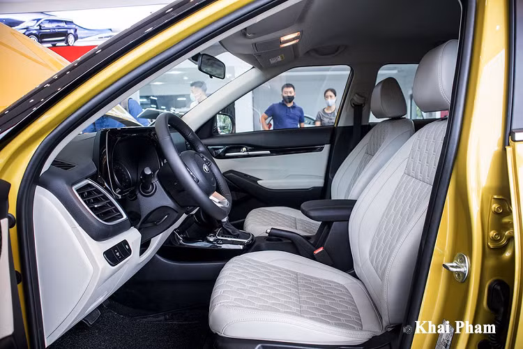 Kia Seltos Luxury 2020 sử dụng màn hình giải trí AVN 8 inch đặt nổi hỗ trợ kết nối Kết nối Apple Carplay/Android Auto cùng dàn âm thanh 6 loa như bản Premium. Ngoài ra, những trang bị tiện nghi vẫn hiện diện trên Kia Seltos Luxury 2020 như điều hoà tự động, kính lái 1 chạm, điều chỉnh đèn pha, nút bấm khởi động, cửa gió điều hoà hàng ghế sau...