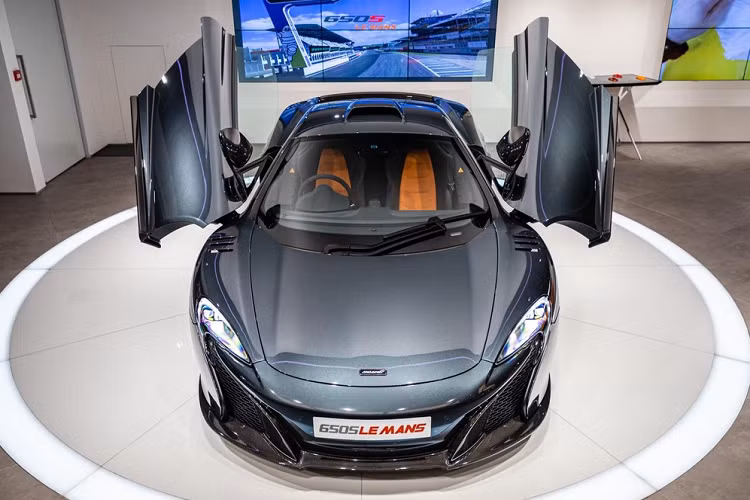 Đại lý McLaren Hồng Kông đang tổ chức nhiều cuộc trưng bày xe đỉnh trong Quý cuối cùng của năm Canh Tý này. Trong đó, vào cuối tháng 10 vừa qua, 1 trong tổng số 10 chiếc siêu xe McLaren MP4-12C HS được trưng bày tại đại lý McLaren Hồng Kông theo diện cho mượn. Và gần đây nhất là sự có mặt của một siêu xe giới hạn khác đó chính là McLaren 650S Le Mans.