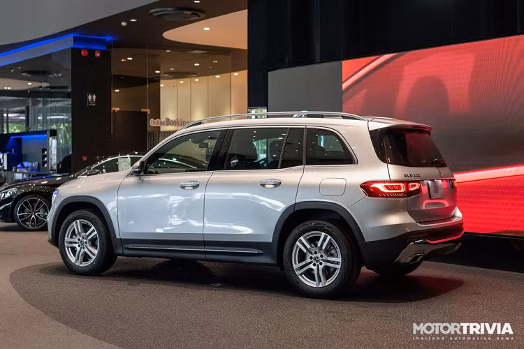 Kích thước dài x rộng x cao của Mercedes-Benz GLB 200 Progressive lần lượt là 4.634 x 1.834 x 1.663 mm, trục cơ sở 2.829 mm, khoảng sáng gầm 200 mm. Xe có khối lượng 1.480 kg. Nếu so với GLC thế hệ mới, GLB ngắn hơn 40 mm, hẹp hơn 60 mm và cao hơn 20 mm, khối lượng nhẹ hơn khoảng 100 kg.