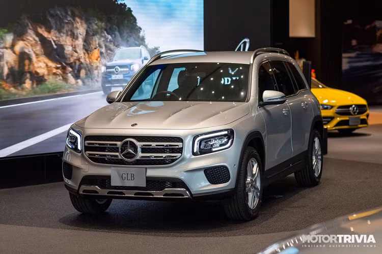 Mercedes-Benz vừa trình làng chiếc SUV 7 chỗ cỡ nhỏ GLB 200 Progressive tại thị trường Thái Lan với giá bán 2,86 triệu baht, tương đương 2,1 tỷ đồng. Mercedes-Benz GLB 2020 mới sử dụng cùng nền tảng MFA2 với A-Class hoặc GLA, nhưng chiều dài cơ sở tăng 10 cm. Đây là mẫu xe nằm giữa GLA và GLC.