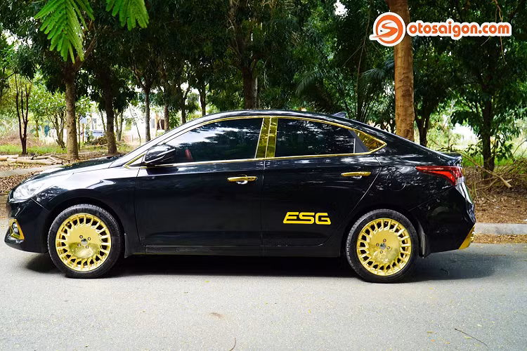 Thoạt nhìn ngoại thất của chiếc Hyundai Accent độ Mercedes-Maybach, có thể thấy chủ xe đã mang đi mạ hoặc ốp vàng một số chi tiết crôm nguyên bản trên xe như cụm đèn sương mù, tay nắm cửa, tên xe “Accent”, nẹp cửa hay cả logo Hyundai.