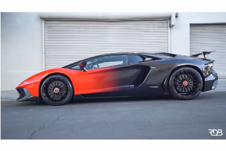 Trong quá khứ, Chris Brown từng trang bị cho xe lớp decal vàng chrome cực kì ấn tượng, ngoài ra, xe cũng được nâng cấp với bộ mâm hàng hiệu đồng màu với ngoại thất. Lamborghini Aventador SV Roadster LP750-4 là biến thể mui trần của chiếc Aventador SV coupe, xe được sản xuất giới hạn với chỉ 500 chiếc, ít hơn 100 chiếc so với Aventador SV coupe.