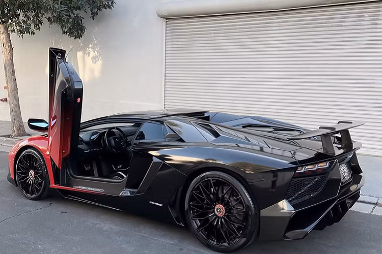 Không những là một ca sĩ tài năng với hàng loạt những ca khúc đình đám, Chris Brown chứng minh rằng anh còn là một tay chơi xe thực thụ. Ngoài chiếc Aventador SV Roadster, nam ca sĩ còn sở hữu hai “siêu bò” khác được độ với bộ bodykit đắt giá đến từ Liberty Walk Performance là Aventador SV và Huracan LP610-4.