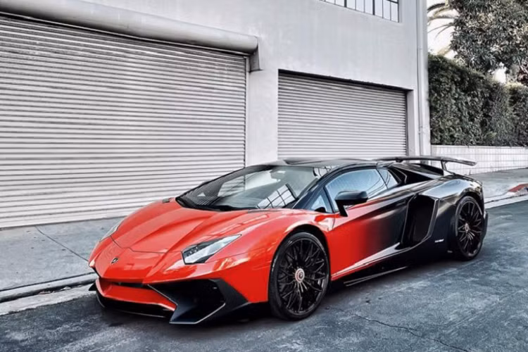 Mới đây Chris Brown lại tiếp tục “làm đẹp” cho siêu bò Lamborghini Aventador SV Roadster hàng hiếm với bộ cánh phai màu đỏ-đen đang là trào lưu trong thời gian gần đây.