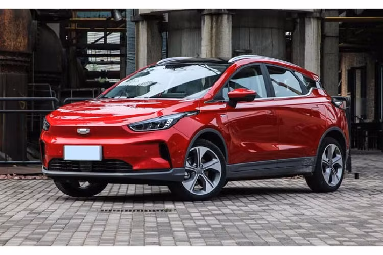 Vào ngày 7/8/2020 vừa qua, thương hiệu con của Geely, Geometry Auto đã chính thức tung ra thị trường nội địa Trung Quốc sản phẩm mới mang tên Geometry C 2020 mới. Mẫu xe điện mới mẻ này sẽ có tất cả 5 phiên bản xe và 2 cự li di chuyển (400 km hoặc 550 km) với giá bán dao động từ 129.800 – 182.800 nhân dân tệ (tương đương 432 – 609 triệu đồng).