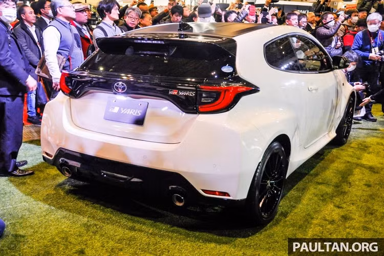 Phong cách thiết kế thể thao được áp dụng cho cả không gian nội thất của Toyota GR Yaris 2020. Tại đây, người dùng sẽ tìm thấy nội thất được bọc chủ yếu bằng da và Alcantara màu đen, tương phản với chỉ khâu màu đỏ. Đặc biệt, Toyota GR Yaris 2020 còn được trang bị ghế trước ôm lấy thân người ngồi như xe đua. Ở tựa đầu ghế, vô lăng và bảng đồng hồ đều xuất hiện logo "GR" như dấu hiệu nhận biết cho phiên bản hiệu suất cao của Toyota Yaris 2020.
