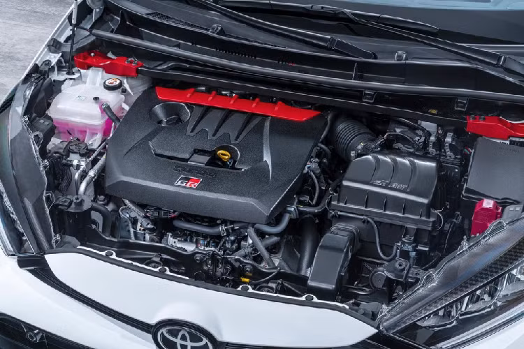 Với trọng lượng 1.280 kg nhờ nóc bằng nhựa gia cố sợi carbon CFRP cũng như cửa và nắp capô bằng nhôm, Toyota Toyota GR Yaris 2020 sở hữu tỷ lệ công suất/trọng lượng là 4,9 kg/mã lực. Vì thế, xe có thể tăng tốc từ 0-100 km/h trong thời gian dưới 5,5 giây và đạt vận tốc tối đa 230 km/h.