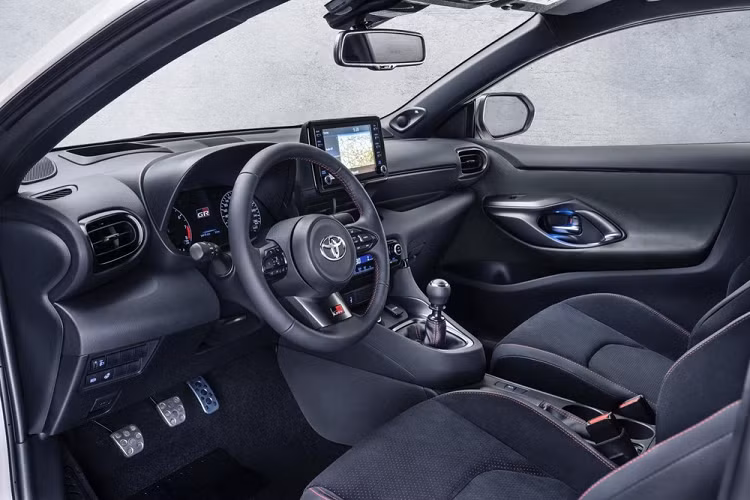 Tương xứng với thiết kế thể thao từ ngoài vào trong của Toyota GR Yaris 2020 là khối động cơ mạnh mẽ bên dưới nắp capô. Theo đó, xe sử dụng động cơ xăng 3 xi-lanh, tăng áp, dung tích 1,6 lít, sản sinh công suất tối đa 257 mã lực và mô-men xoắn cực đại 360 Nm.