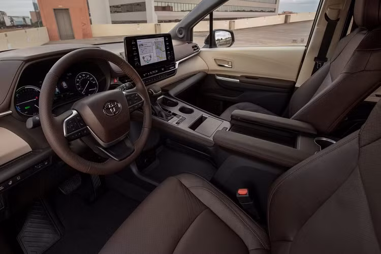 Tuy nhiên, bước sang thế hệ mới, Toyota Sienna 2021 đã được chuyển sang sử dụng loại động cơ I4 2.5L, kết hợp sự bổ trợ của từ 2 mô-tơ điện cùng khối pin (Nickel-Metal Hydride). Điều này sẽ giúp mẫu MPV Nhật Bản không còn phải chịu mức Thuế Tiêu thụ đặc biệt (TTĐB) tại Việt Nam cao như như phiên bản trước nữa.