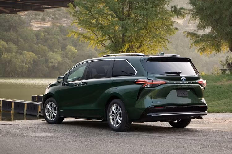 Về ngoại hình, Toyota Sienna 2021 sở hữu diện đầy mạo táo bạo với thiết kế bứt phá theo ý tưởng từ những con tàu cao tốc Shinkansen của Nhật. Xe còn được phát triển dựa trên nền tảng TNGA-K mới của Toyota toàn cầu.