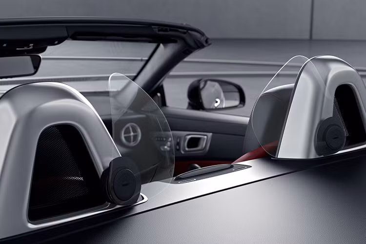 "Trái tim" trên Mercedes-AMG GT R Roadster vẫn là khối động cơ V8, dung tích 4.0 lít, tăng áp kép, sản sinh công suất tối đa 577 mã lực và mô-men xoắn cực đại 700 Nm tương tự như chiếc coupe. Hệ thống này vẫn đi kèm với hộp số ly hợp kép 7 cấp, nhưng đã được tinh chỉnh một chút nhằm tăng khả năng vận hành và khả năng tăng tốc của xe.