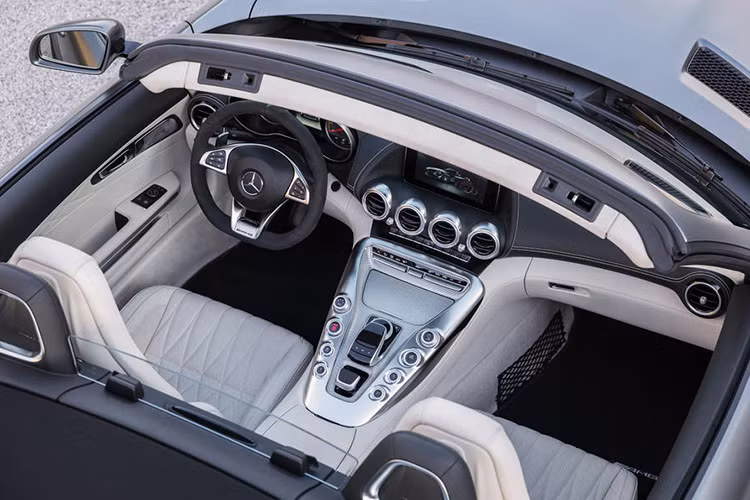 Điểm thú vị chính là Mercedes-AMG GT R phiên bản mui trần vẫn có sức mạnh đáng kinh ngạc đến từ chiếc Coupe, nhưng giờ đây, chủ nhân của chiếc xe này có thể tuỳ biến từ một chiếc Coupe sang mui trần sành điệu chưa đến 16 giây.