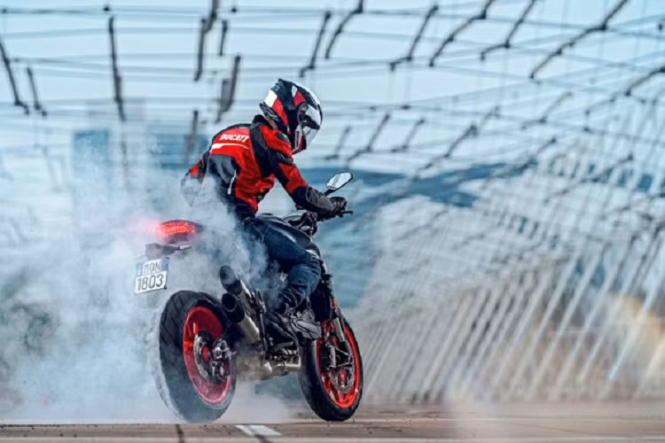 Theo Ducati, thế hệ Monster 2021 sẽ có các tùy chọn màu gồm Đỏ và Đen đi kèm vành đen, phiên bản màu Xám sẽ đi kèm vành GP màu đỏ. Với các tín đồ ưa thích sự thể thao, Ducati mang đến phiên bản Monster Plus với bộ tem đặc biệt đi kèm kính chắn gió khí động học và ốp yên sau.