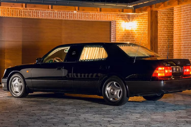 Thuộc đời 1998, chiếc Lexus LS400 này hiện đang được rao bán tại Ba Lan. Theo người rao bán, đây là chiếc Lexus LS400 kéo dài độc nhất vô nhị trên toàn thế giới và từng thuộc sở hữu của một Tiểu vương Ả-Rập. Người rao bán cho biết, chiếc Lexus LS400 độ từng được Tiểu vương kể trên mang đi cùng trong chuyến du lịch tới châu Âu.