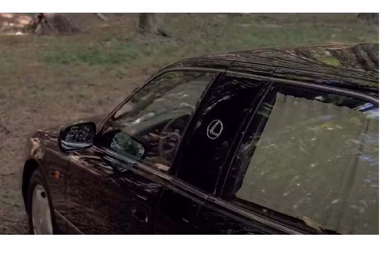 Điểm nhấn của chiếc Lexus LS400 đời 1998 độ này nằm ở chiều dài cơ sở. So với lúc xuất xưởng từ nhà máy, chiếc xe sang Nhật Bản này có chiều dài cơ sở nhỉnh hơn 300 mm. Ngoài ra, trên cột B của xe còn có thêm logo Lexus như dấu hiệu nhận biết.