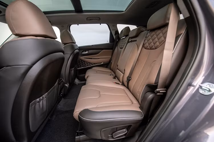 Hyundai Motor đã tiếp tục mang đến diện mạo cuốn hút hơn cho SantaFe mới ở không gian nội thất. Nâng cấp đáng chú ý nhất của mẫu SUV này đến từ màn hình kích thước lớn hơn đến 10,inch hỗ trợ kết nối điện thoại thông minh. Trong khi đó, cụm điều khiển trung tâm của xe giờ đây đã trở nên bệ vệ hơn với kích thước to bản và núm chuyển số đã thay thế cho cần số truyền thống.