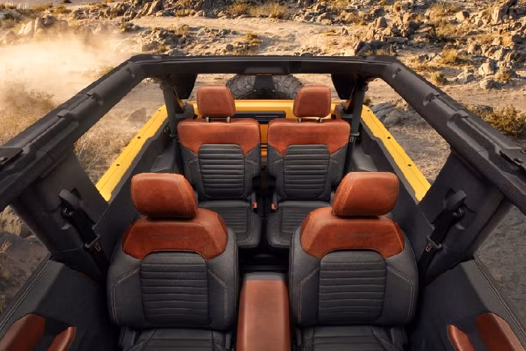 Được cung cấp trong cấu hình thân xe 2 cửa hoặc 4 cửa, Ford Bronco 2021 sẽ mang đến trải nghiệm gần gũi với thiên nhiên nhờ trần xe vải mềm, mui cứng một mô-đun hoặc cửa sổ trời kép. Như đã đề cập ở trên, các cánh cửa của xe rất dễ tháo lắp, điều này sẽ giúp ích nhiều trong việc vận chuyển hàng hóa. Giá xe Ford Bronco Sport 2021 khởi điểm từ 28.155 USD (giá đã bao gồm phí vận chuyển), nó sẽ có mặt tại các đại lý ở Mỹ vào cuối năm nay.