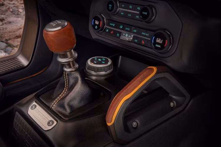 Ford Bronco mới sẽ có hai lựa chọn hộp số: tự động 10 cấp (tỷ lệ số truyền 67,8:1 có hộp chuyển đổi 4x4) và số sàn 7 cấp “6+1 Crawler Gear” có tỷ lệ 94,97:1 độc quyền.