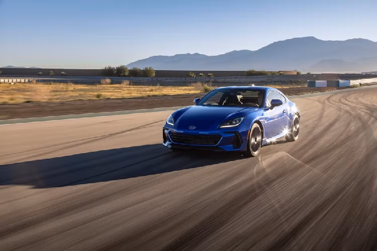 "Những điều này tiếp tục được tìm thấy trên Subaru BRZ 2022 mới, nhưng một số bộ phận được sửa đổi hoặc cải tiến để đảm bảo người lái có được cảm giác mạnh hơn, thú vị hơn với hệ dẫn động bánh sau, những đặc trưng vốn được yêu thích của BRZ", hãng xe Nhật Bản tuyên bố.