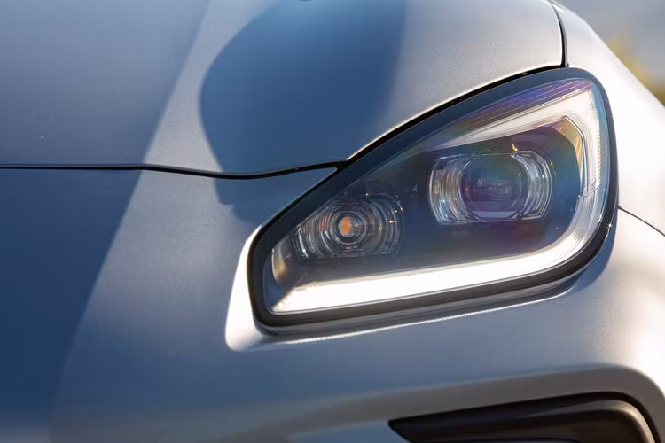 Về mặt thiết kế, Subaru BRZ 2022 là sự tiến hóa từ mẫu xe thế hệ đầu, phần đầu xe nổi bật với đèn pha hình giọt nước. Đèn xi-nhan và định vị hình chữ C dạng LED, nhưng được sửa đổi cong và dài hơn trước. Cản trước có hốc gió hình lục giác được bao quanh bởi những đường gấp khúc sắc cạnh, viền đen. Nắp ca-pô được dập nổi trông cứng cáp hơn.