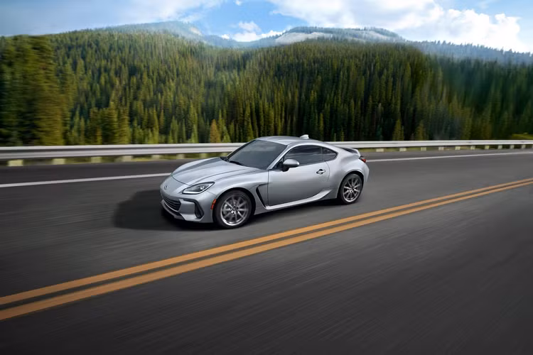 Do khối động cơ lớn và kích thước tăng, Subaru BRZ thế hệ thứ 2 cũng nặng hơn một chút, nhưng điều này được hãng khắc phục bằng cách sử dụng nhôm để chế tạo nắp ca-pô, mui xe và chắn bùn trước. Khối lượng của bản số sàn là 1.277-1.286 kg, trong khi bản số tự động là 1.299-1.307 kg.