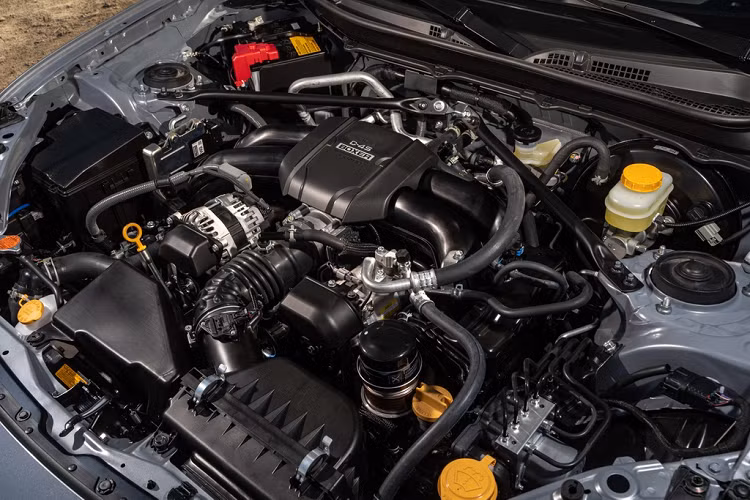 Dưới nắp ca-pô của Subaru BRZ 2022 là khối động cơ xăng FA24D 4 xy-lanh boxer, hút khí tự nhiên, dung tích 2.4L, thay cho động cơ FA20D 2.0L trước đây. Khối động cơ này sản sinh công suất cực đại 228 mã lực tại 7.000 vòng/phút và mô-men xoắn 249 Nm tại 3.700 vòng/phút, hiệu suất này cao hơn so với đời cũ.