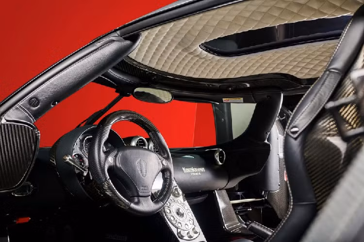 Thời hạn mà Luxury Lease Partners đưa ra cho các đại gia muốn thuê siêu xe Koenigsegg CCXR Trevita chỉ có 2 chiếc trên thế giới là 60 tháng, tức 5 năm. Ước tính, giới siêu giàu phải bỏ ra số tiền 1,44 triệu đô la, tương đương 33,4 tỷ đồng cho 5 năm thuê siêu xe Koenigsegg CCXR Trevita. Số tiền trên chưa bao gồm các loại thuế liên quan.