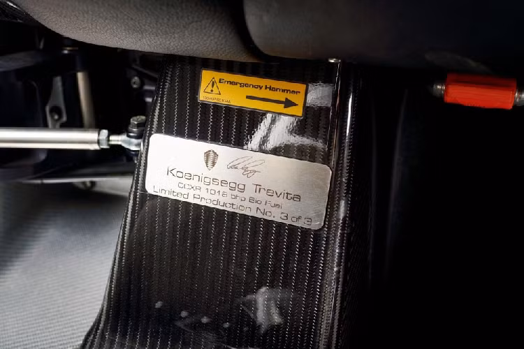 Trước đó, đại lý Lamborghini Broward tại bang Florida, Mỹ, đã cho thuê một chiếc Bugatti Chiron Sport với giá lên đến 65.950 USD/tháng (1,53 tỷ đồng) nếu khách hàng ký hợp đồng thuê 1 năm. Với những khách hàng ký hợp đồng thuê 3 năm thì giá thuê mỗi tháng sẽ giảm xuống còn 52.196 USD (1,21 tỷ đồng).