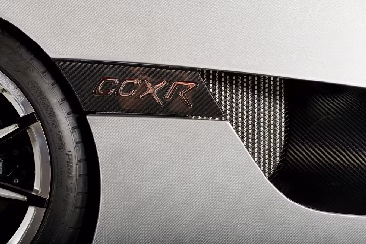 Nếu không thích mua siêu xe Koenigsegg CCXR Trevita và chỉ có ý định trải nghiệm xe các đại gia có thể mướn xe thông qua Luxury Lease Partners. Hợp đồng mà Luxury Lease Partners đưa ra cho các khách hàng muốn thuê Koenigsegg CCXR Trevita là số tiền tương đương 556 triệu đồng phải trả mỗi tháng và tiền cọc 15,1 tỷ đồng.