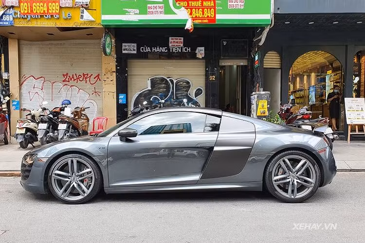 Bên cạnh hộp số sàn, siêu phẩm Audi R8 sử dụng khối động cơ V10 FSI 5.2L đặt phía sau cùng công nghệ phun nhiên liệu theo lớp. Nhờ vậy, màu nhiên liệu khi được phun vào buồng đốt sẽ có độ tơi tốt hơn cũng như hòa với không khí dễ dàng và cháy đều hơn. Từ đó, cỗ máy V10 này sản sinh ra công suất 525 mã lực và 530 Nm mô-men xoắn. Đi kèm với đó là còn là hệ dẫn động 4 bánh Quattro trứ danh.