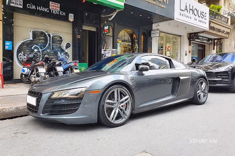 Về ngoại thất, chiếc Audi R8 trong bài sở hữu một số thay đổi như ốp sợi carbon tương tự phiên bản R8 V10 GT vào các chi tiết như hốc gió trụ C và sau cửa xe, ốp gương chiếu hậu, cánh gió. Bên cạnh đó, một số chi tiết như logo, lưới tản nhiệt trước được sơn đen mờ trong khu cụm đèn pha LED được sơn khói, mâm xe 5 chấu kép và hệ thống ống xả Innotech.