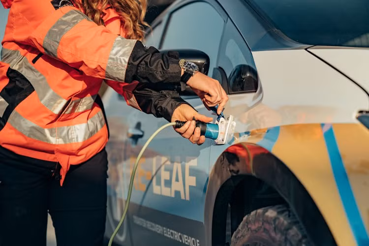 Để phù hợp hơn với việc cứu nạn, Nissan khoác lên cho Re-Leaf “bộ áo” đặc biệt với ba màu sắc chủ đạo là xanh, vàng và trắng. Cùng với đó, một số trang bị khác như đèn LED hỗ trợ, màn hình LED tích hợp định vị kích thước 32 inch, bàn làm việc ở cốp sau, lưới chia khoang lái, cùng các công cụ hỗ trợ cũng được trang bị để giúp xe hoàn thành nhiệm vụ của nó.
