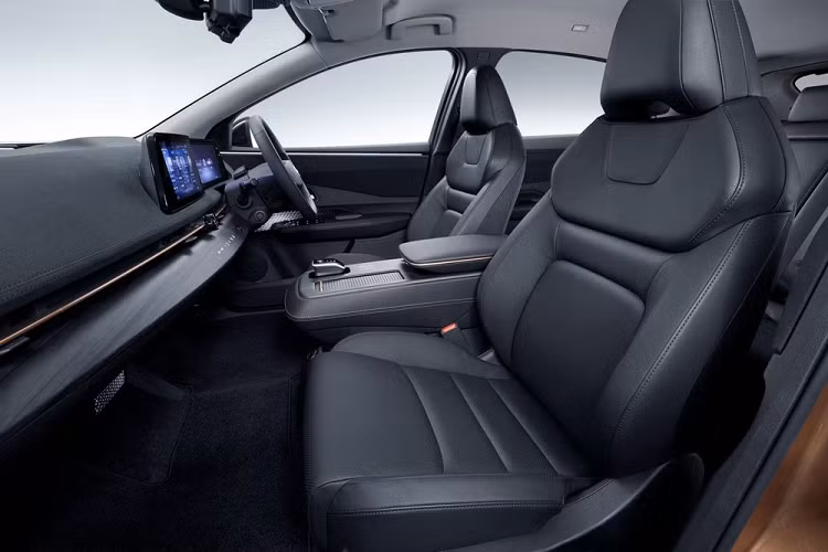 Các nhà thiết kế của Nissan đã bám sát theo bản concept được giới thiệu trước đó và chào đón một triết lý thiết kế mới mà được gọi là “Timeless Japanese Futurism”. Phía đầu xe là một lưới tản nhiệt hiệu ứng 3D lớn, kèm với logo mới của Nissan. Xe có thể trang bị la-zăng nhôm 19 và 20 inch tùy ý người mua. Một điểm thiết kế đáng chú ý ở phía sau là cột C dốc và dải đèn hậu dài.