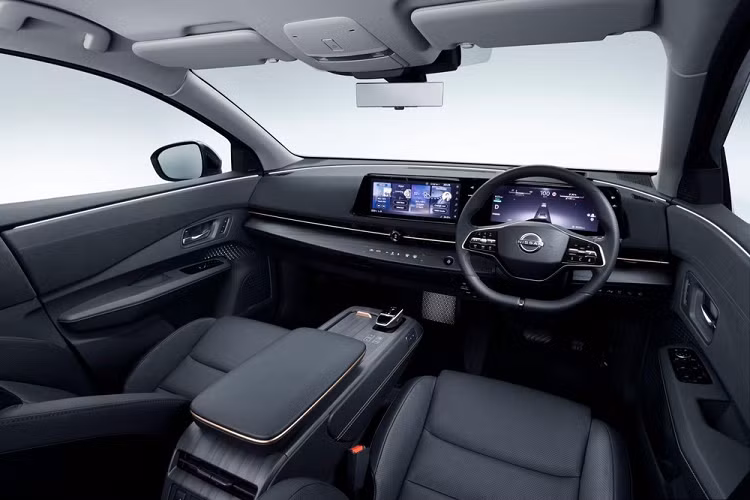 Phiên bản Nissan Ariya cao cấp nhất sẽ có hệ dẫn động AWD với cụm pin 90 kWh, tổng công suất là 389 mã lực và 600 Nm mô-men xoắn cực đại, mất 5,1 giây để gia tốc từ 0-100 km/h và tốc độ tối đa 200 km/h. Cự li di chuyển của phiên bản này là 580 km trên một lần sạc.