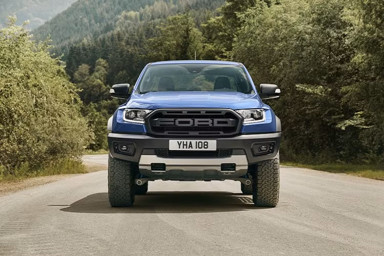 Cụ thể hơn, đây có thể sẽ là khối động cở V8 5.0 lít hút khí tự nhiên, được lấy trực tiếp từ mẫu Mustang GT cho công suất lên tới 454 mã lực và 556 Nm mô-men xoắn cực đại. Tới thời điểm hiện tại, Ford Ranger Raptor thế hệ mới được đồn đoán cũng sẽ xuất hiện với khối sức mạnh tương tự.