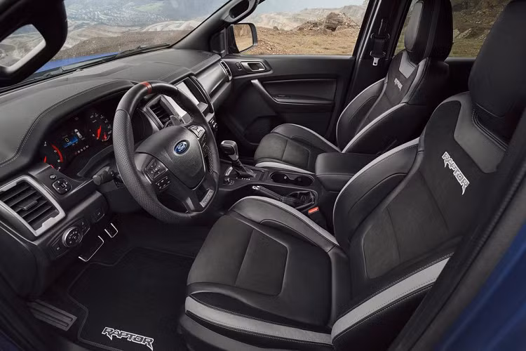 Dự kiến xuất hiện tại Down Under vào năm sau, Ranger Raptor V8 sẽ gia nhập đội hình cũng những người anh em Ford khác tại thị trường nội địa Úc bao gồm những mẫu tay lái nghịch như Mustang Shelby GT500 và biến thể R-Spec – phiên bản giới hạn sử dụng động cơ V8 Siêu nạp.