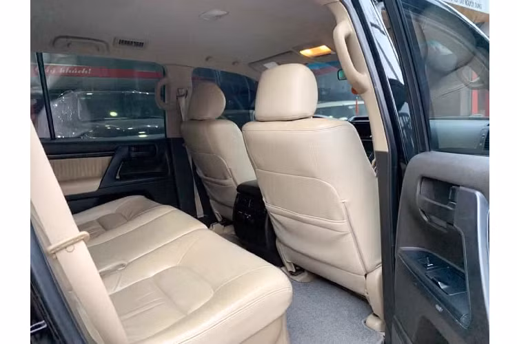 Về kiểu dáng thiết kế, Toyota Land Cruiser máy dầu mang thiết kế ngoại thất tương tự như các phiên bản máy xăng. Xe vẫn duy trì chung một kích thước (DxRxC) lần lượt: 5.170 x 1.980 x 1.930mm với các phiên bản máy xăng do cùng sử dụng chung một nền tảng khung gầm (body on frame). 