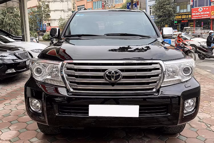 Hiện tại trên thị trường xe cũ, rất khó để bắt gặp một chiếc Toyota Land Cruiser 200 Series máy dầu được rao bán. Không giống các phiên bản máy xăng, phiên bản máy đầu của Land Cruiser thường được người dùng mê xe máy dầu săn lùng tìm mua bởi tính kinh tế của động cơ dầu, độ bền bỉ và tin cậy cực cao, khó hỏng hóc vặt khi sử dụng về lâu về dài.
