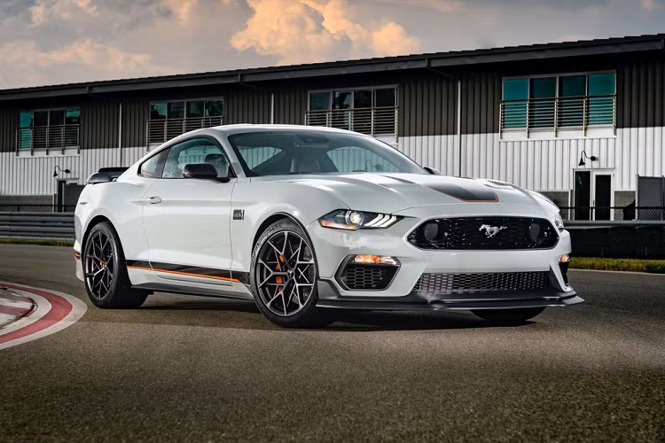 Giá xe Ford Mustang Mach 1 2021 hiện chưa được công bố, xe sẽ có mặt tại các đại lý tại Mỹ và Canada vào đầu năm 2021 với số lượng giới hạn. Ford sẽ phân phối mẫu xe này tại nhiều thị trường khác trong tương lai.