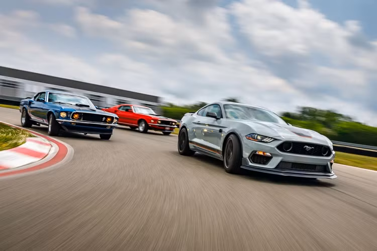 Hệ thống treo của Mustang Mach 1 sở hữu bộ cân bằng MagneRide mới nhất, thanh cân bằng cũng như bộ lò xo cầu trước được gia cường cứng hơn, bộ cân bằng EPAS mới cùng nhiều chi tiết kỹ thuật được mang xuống từ phiên bản Shelby GT500. Ngoài ra, xe còn được lắp đặt thêm bộ tăng lực phanh từ gói trang bị Mustang GT Performance Level 2 cũng như lốp hiệu suất cao Michelin PS4.