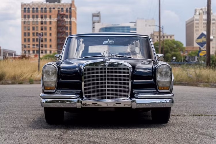 Sau khi đến Hồng Kông, chiếc xe limousine được chuyển lên tàu tới Thượng Hải. Khi đến đây, chiếc Mercedes-Benz 600 LWB Pullman được dùng làm xe chở ông Trần và từng đưa đón cả cố Chủ tịch Trung Quốc Mao Trạch Đông khi ông đến thăm Thượng Hải.
