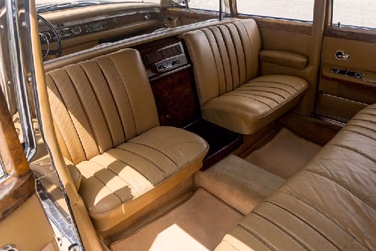 Hãng Mercedes-Benz đã sản xuất những chiếc 600 Pullman trong giai đoạn từ năm 1963 - 1981. Ngoài phiên bản 4 cửa, dòng Mercedes-Benz 600 LWB Pullman còn có phiên bản 6 cửa. Mẫu xe mang kiểu dáng limousine này rất được giới quan chức chính phủ các nước ưa chuộng, đặc biệt ở Đức. Ngoài ra, còn có cả phiên bản mui mềm cuộn về phía sau từng được Giáo hoàng sử dụng.