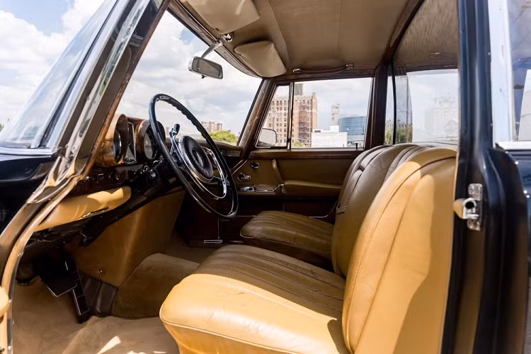 Người chủ hiện tại từng đưa chiếc xe sang limousine Mercedes-Benz trở lại Hồng Kông trước khi xe được chuyển tới Trung tâm Xe cổ Mercedes-Benz ở Los Angeles, Mỹ, vào mùa hè năm 2018. Tại Trung tâm này, chiếc xe đã được bảo dưỡng toàn bộ. Công ty LBI Limited cũng xác nhận việc chiếc limousine hiếm vẫn ở trong tình trạng nguyên bản như lúc mới xuất xưởng và chưa từng được phục chế.