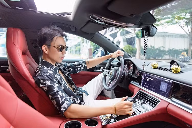 Trước khi bị bắt vì tội lừa đảo 57 tỷ đồng, Jason Nguyễn thường xuyên chia sẻ cuộc sống sang chảnh của mình trên mạng xã hội với chiếc xe Porsche Panamera. Trong đó, chiếc xe sang mang nhãn hiệu Porsche Panamera rất hay được Jason Nguyễn chia sẻ lên mạng xã hội. Hiện giá xe Porsche chính hãng mới nhất tại Việt Nam dành cho phiên bản Panamera có giá thấp nhất là 5,3 tỷ đồng và cao nhất trên 12 tỷ đồng.